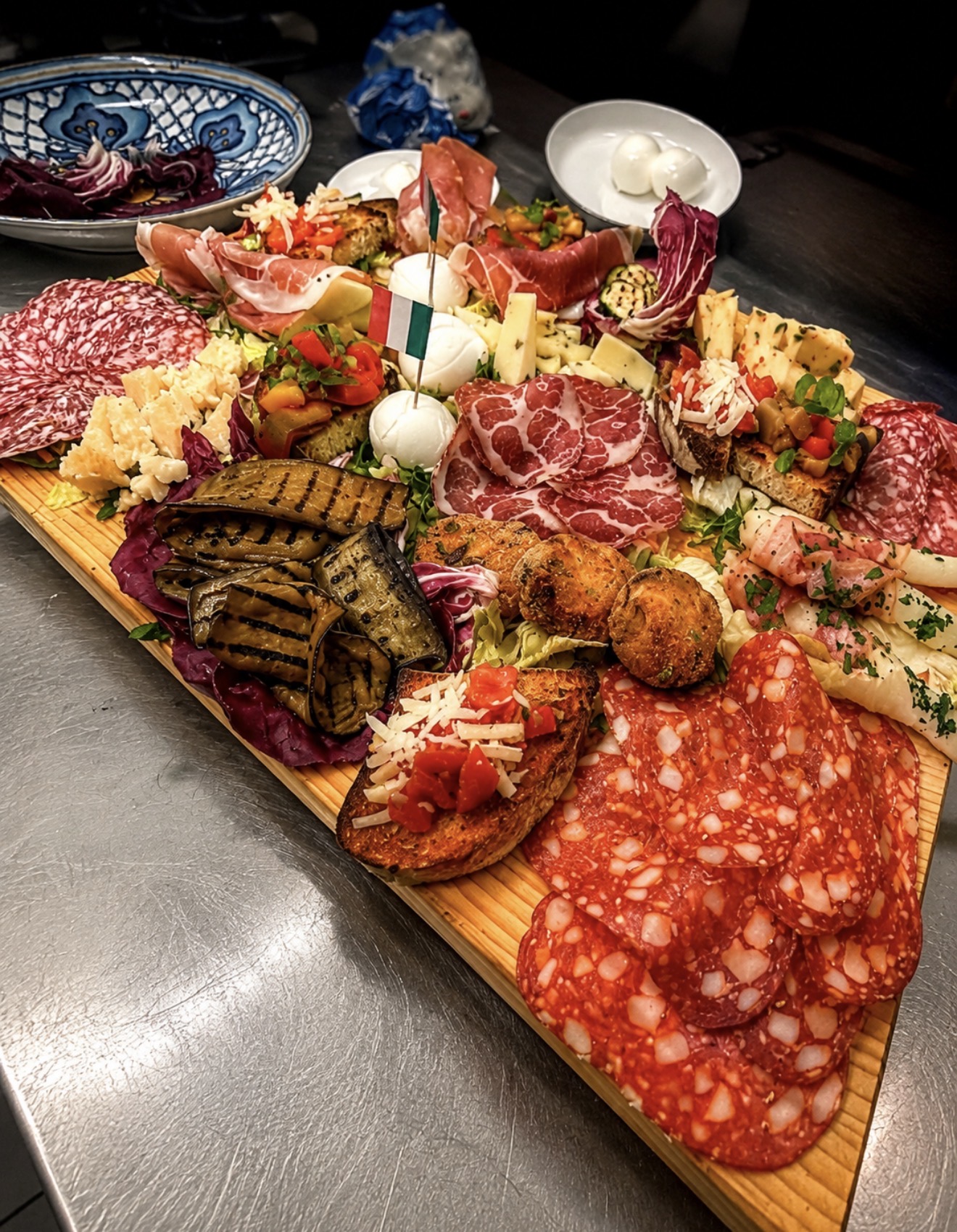 Antipasti-Brett mit Salami, Mozzarella und Bruschetta