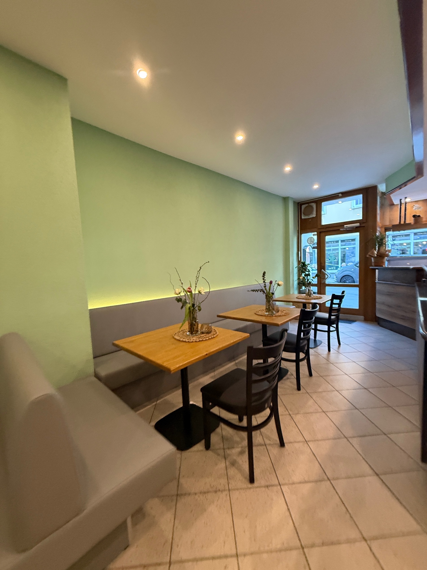 Gemütliches Trattoria-Interieur mit Kerzenschein